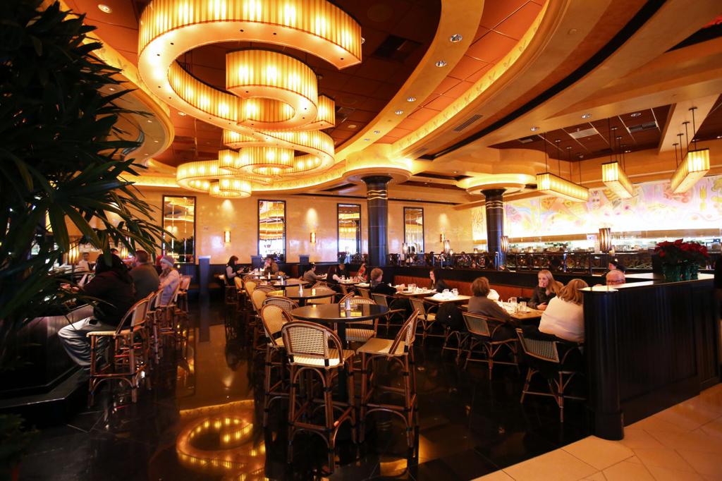 Restaurant Review The Cheesecake Factory Serves Up Good Food With