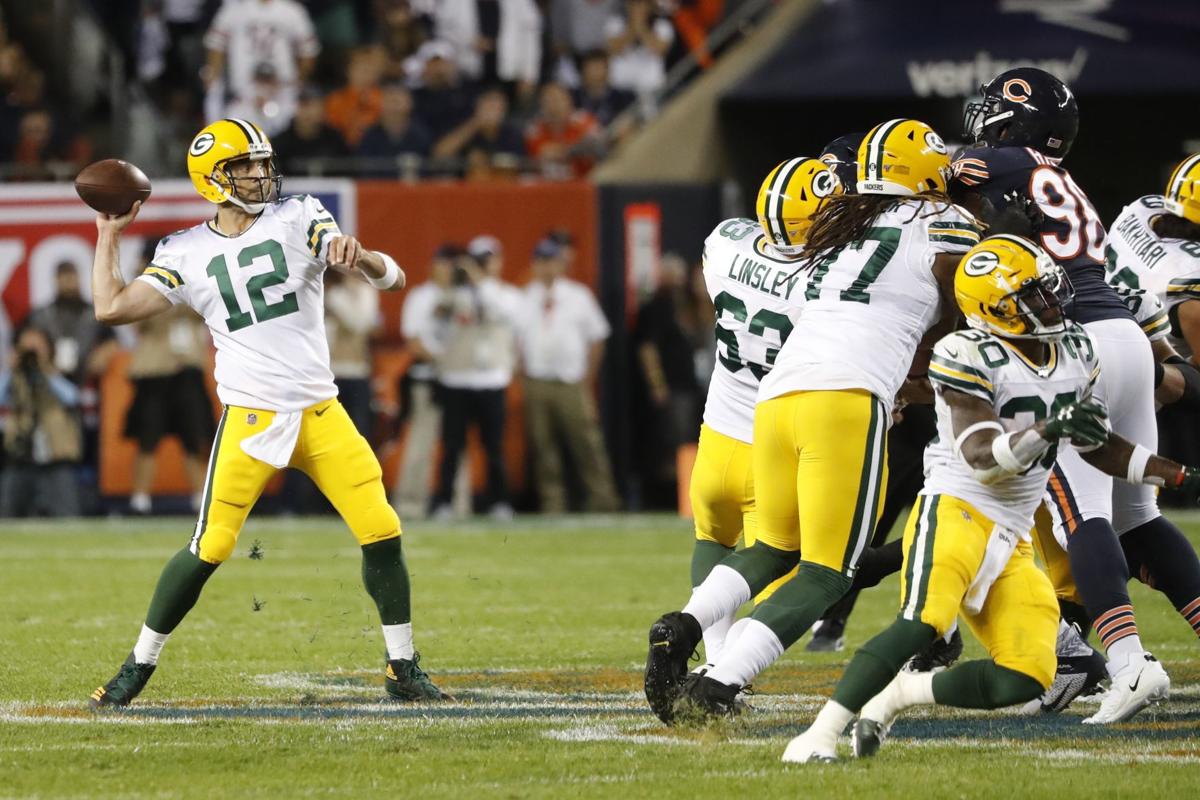Aaron Rodgers throws, AP photo