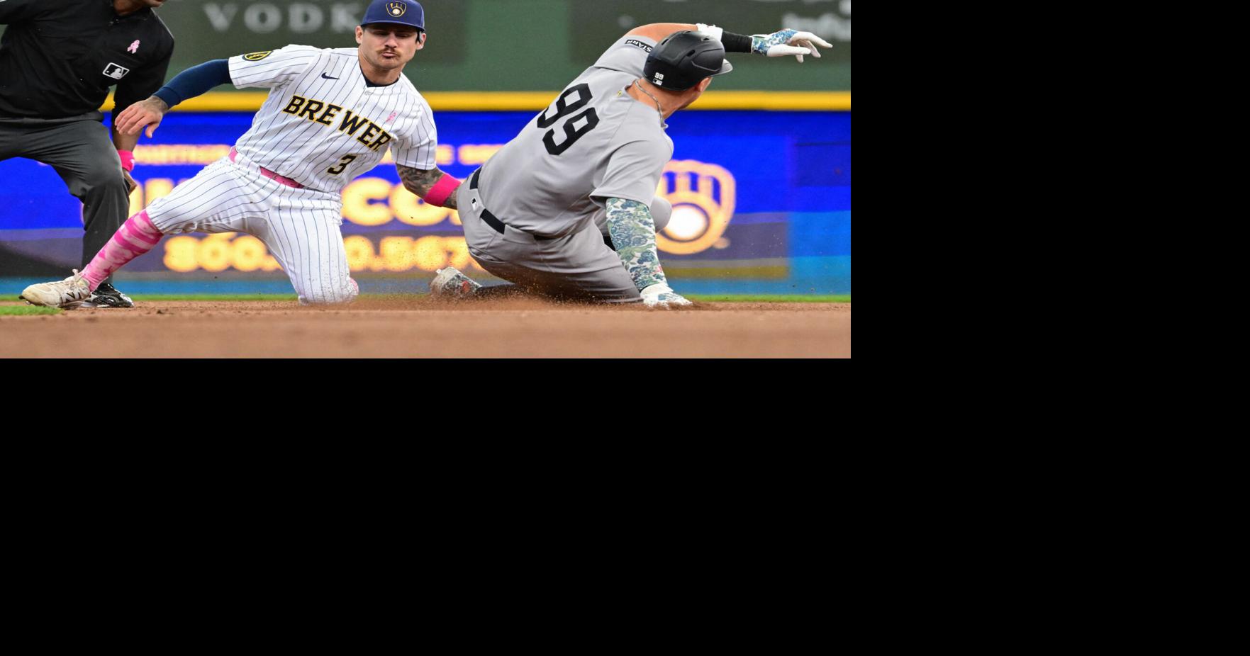 Photos: Brewers close out home series against Yankees