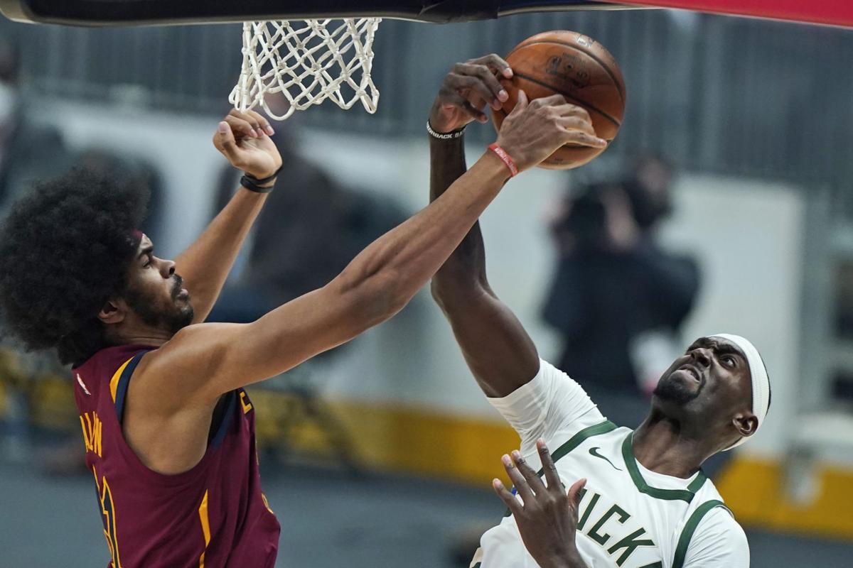 After Travel Delays Giannis Antetokounmpo Has Double Double Bucks Pull Away From Cavaliers Basketball Madison Com