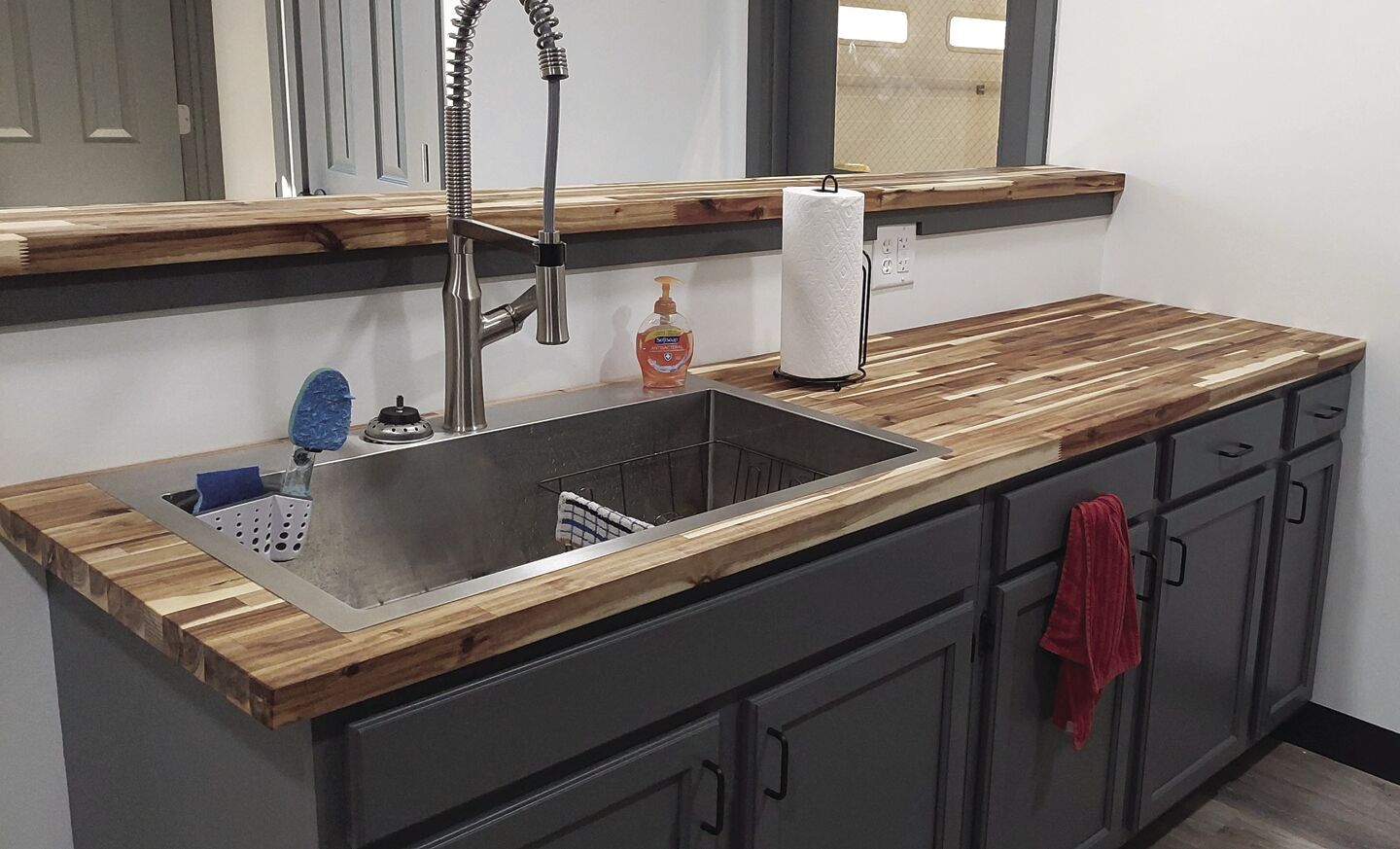 Lowes farmhouse sink deals cabinet