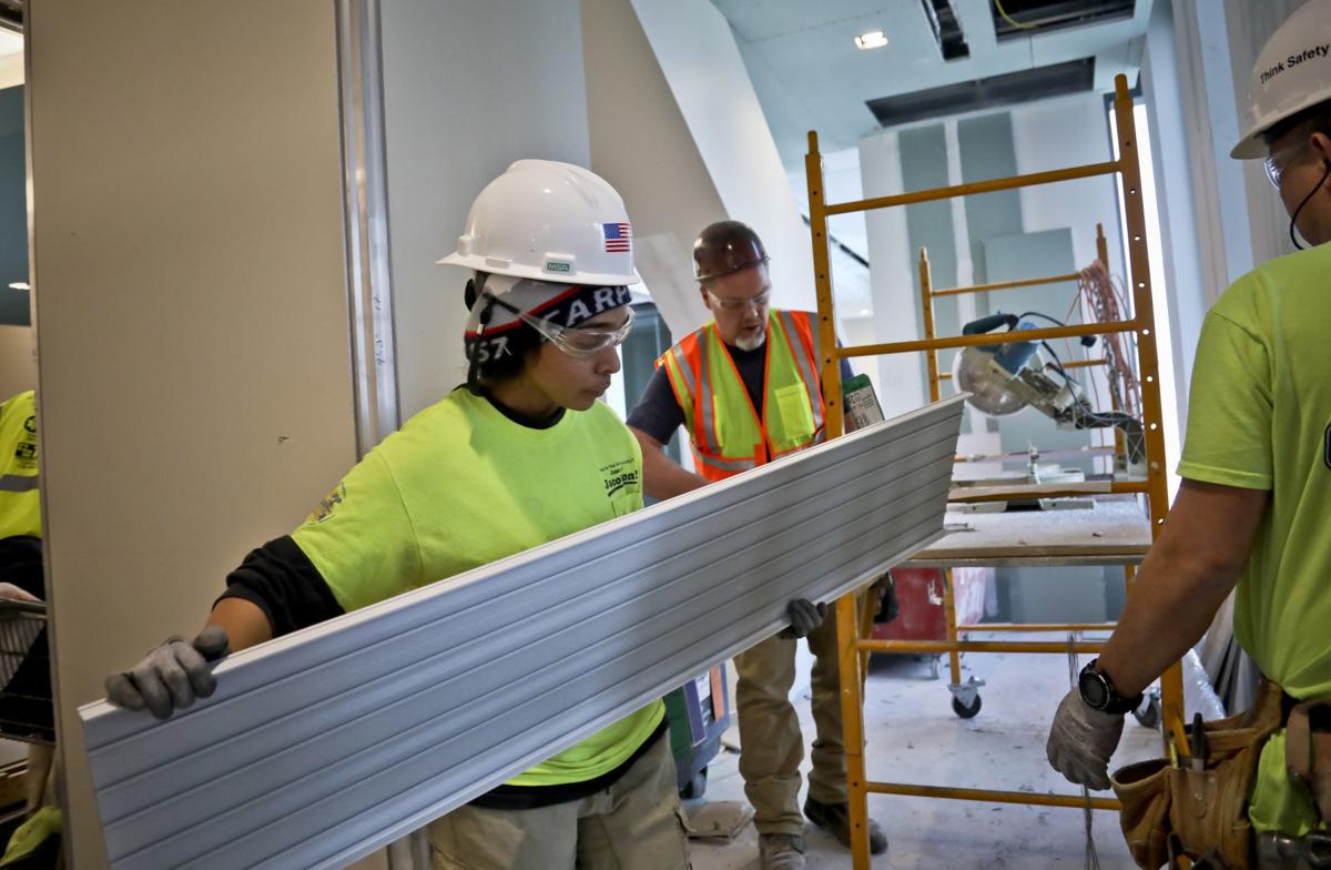 More Women Work In Construction That S Still A Man S World