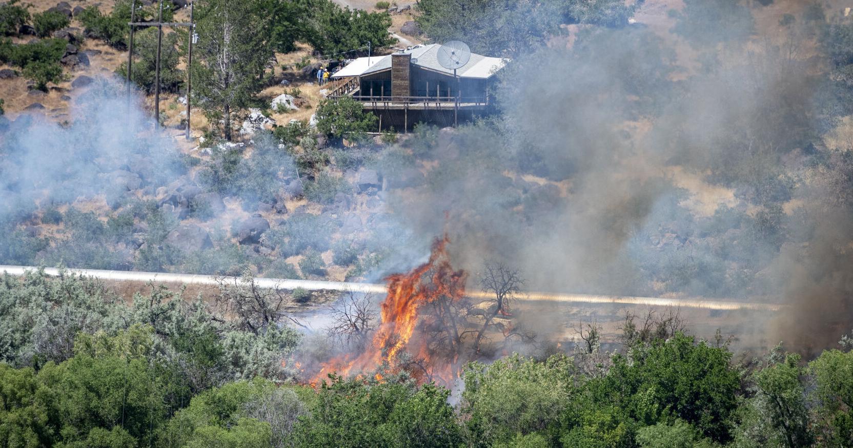 Fire north of Snake River Canyon west of Blue Lakes CC - Vimarsana News