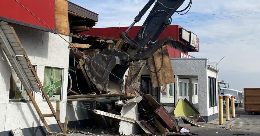 Travelers' Oasis demolition draws a crowd - Vimarsana News