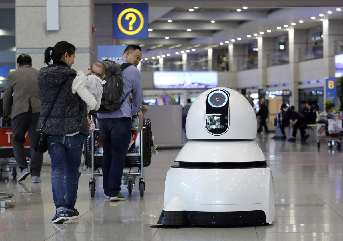 Photos The roaming robots of South Korea's Incheon International