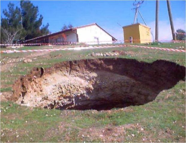 Massive Sink Hole Opens up Inside Central Florida Theme Park - Inside the  Magic