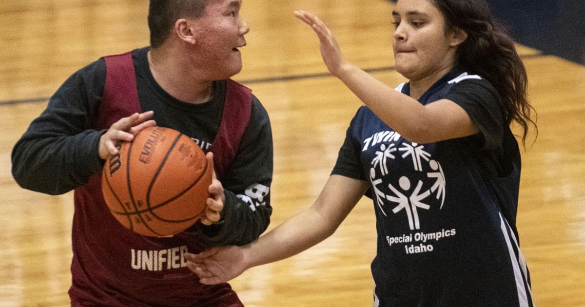 Across town rivals battle it out on the hardwood