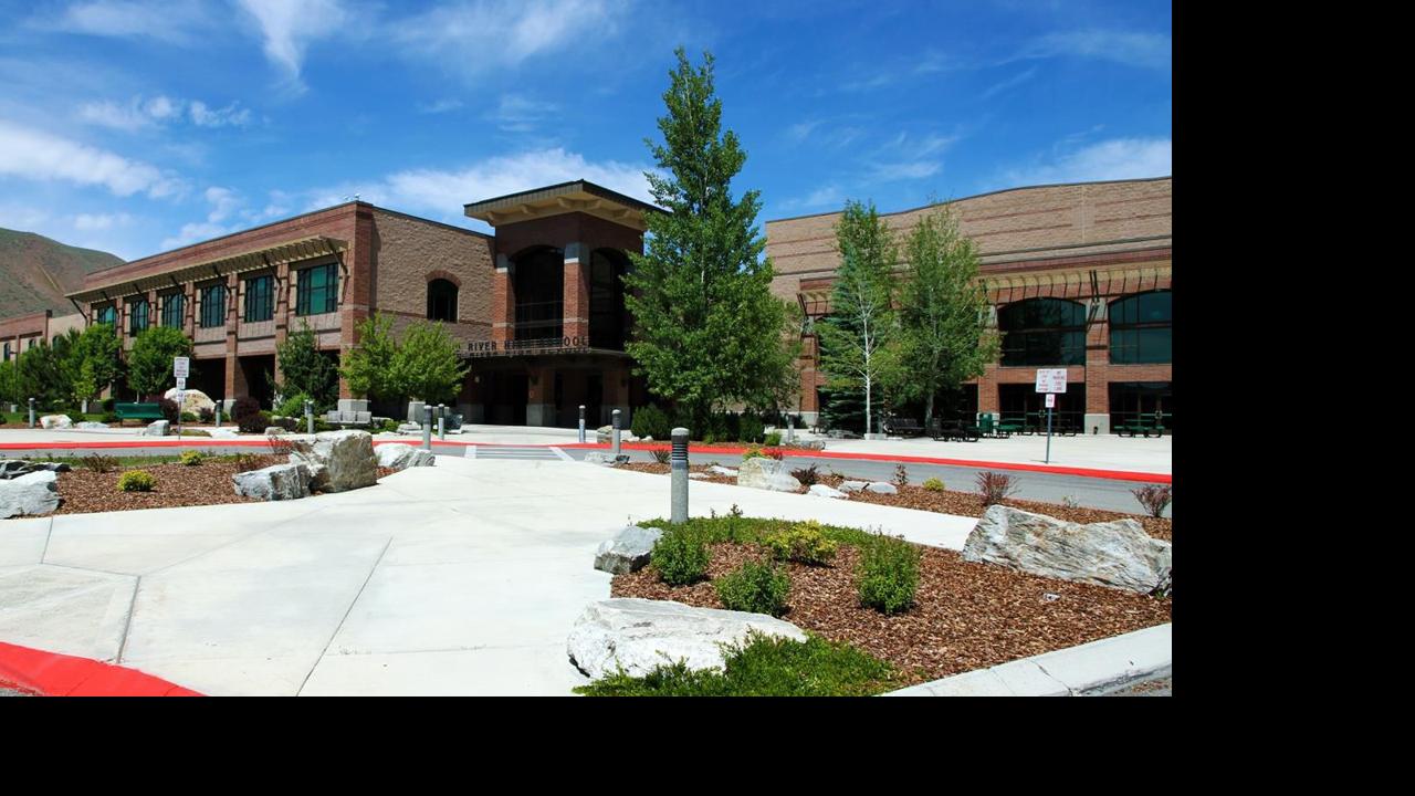 2 Wood River High graduates file lawsuit claiming district 'silenced