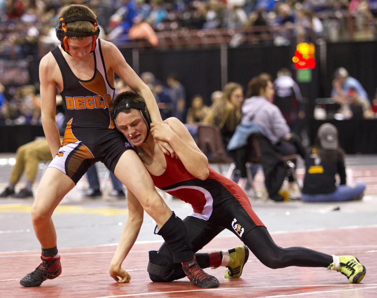 Topseeded locals avoid upsets at 2A wrestling state tournament