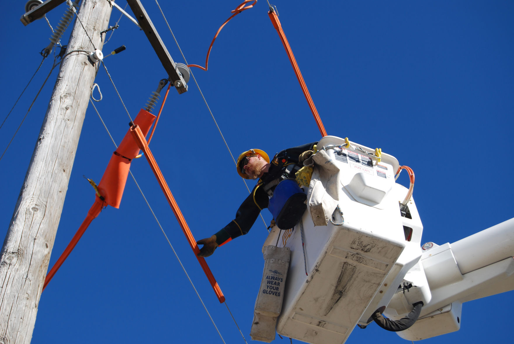 how much money does an apprentice lineman make