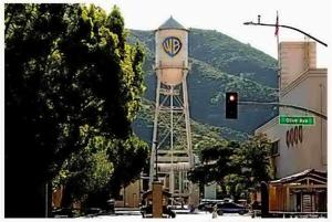 Warner Bros. asks investors to reject Paramount bid