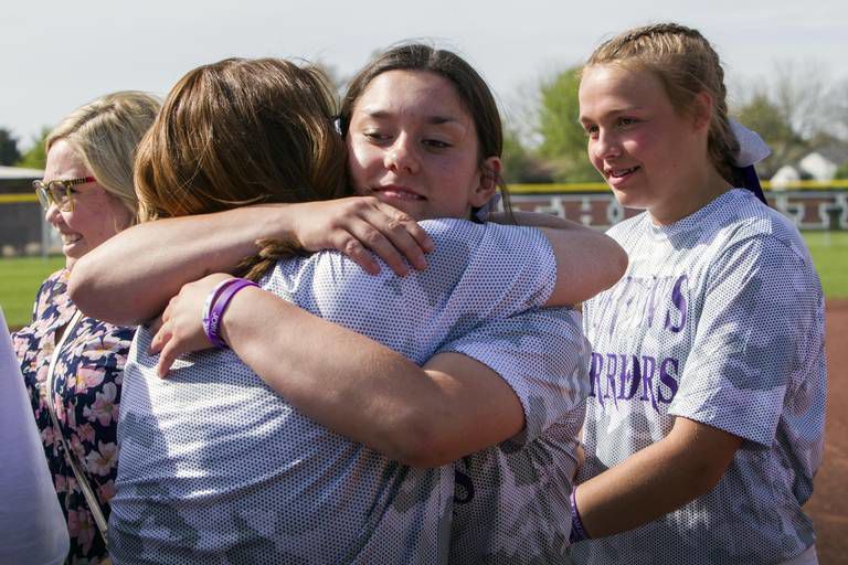 Game honoring their dad’s memory, Centennial’s Diffin sisters each hit ...