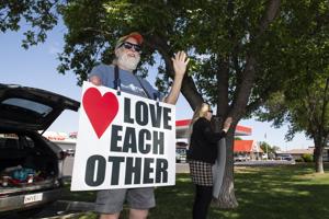 Twin Falls couple spreads the love