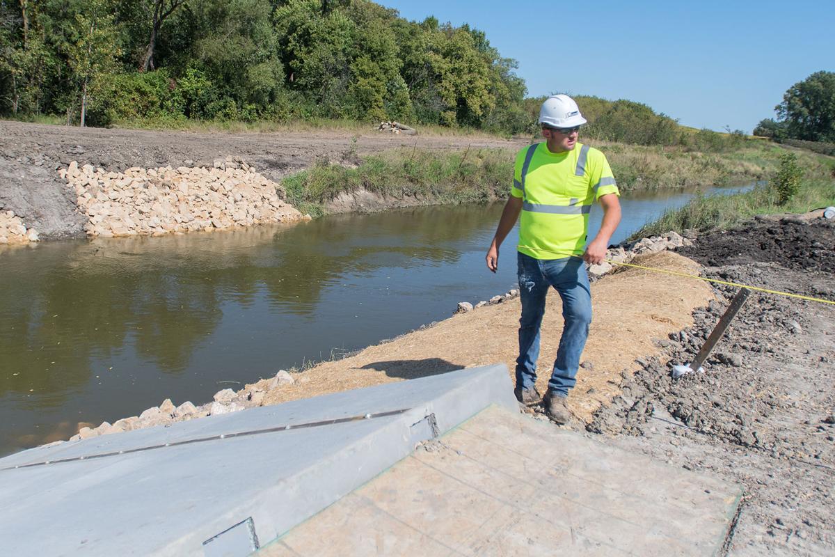 No Carp Wanted Dnr Constructing Invasive Fish Barriers Local News Mankatofreepress Com Electric barriers are used for control of invasive species, for clearing fish from turbine raceways and intakes a big advantage of an electric barrier or guidance system is that there need be no physical. dnr constructing invasive fish barriers