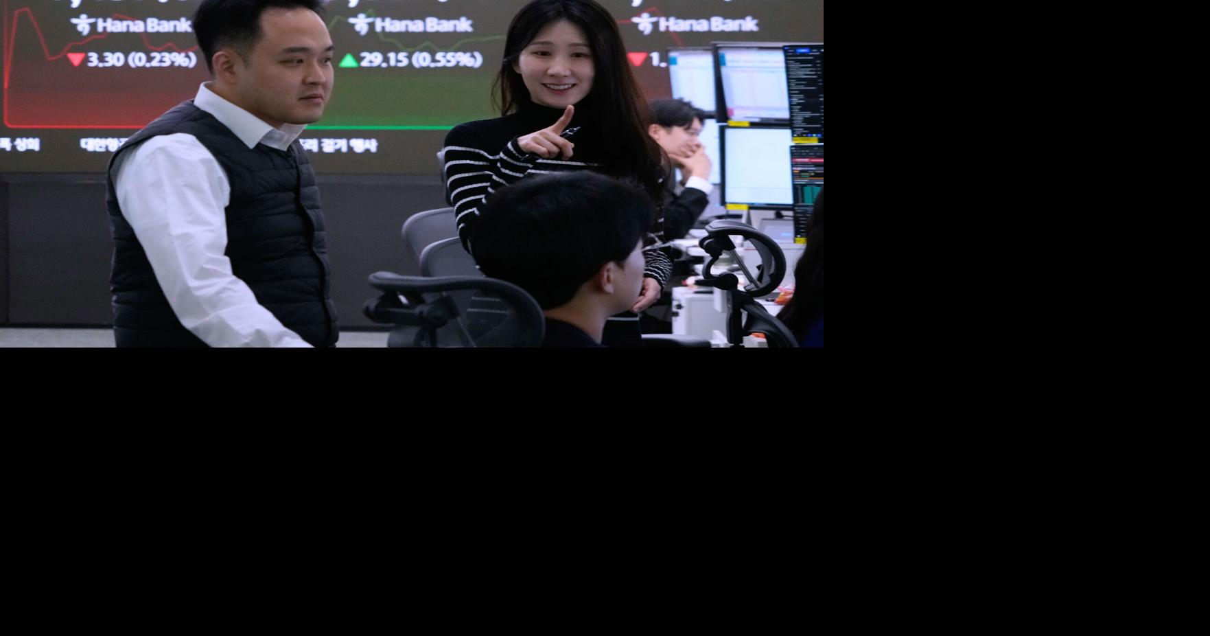 US markets points toward small losses before the bell, while Japan's benchmark breaks another record