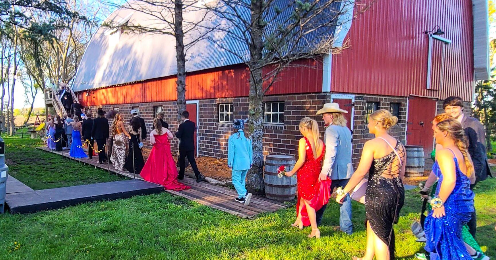 Prom night, rustic style; Nicollet High School trades in swanky vineyard for renovated barn - Vimarsana News