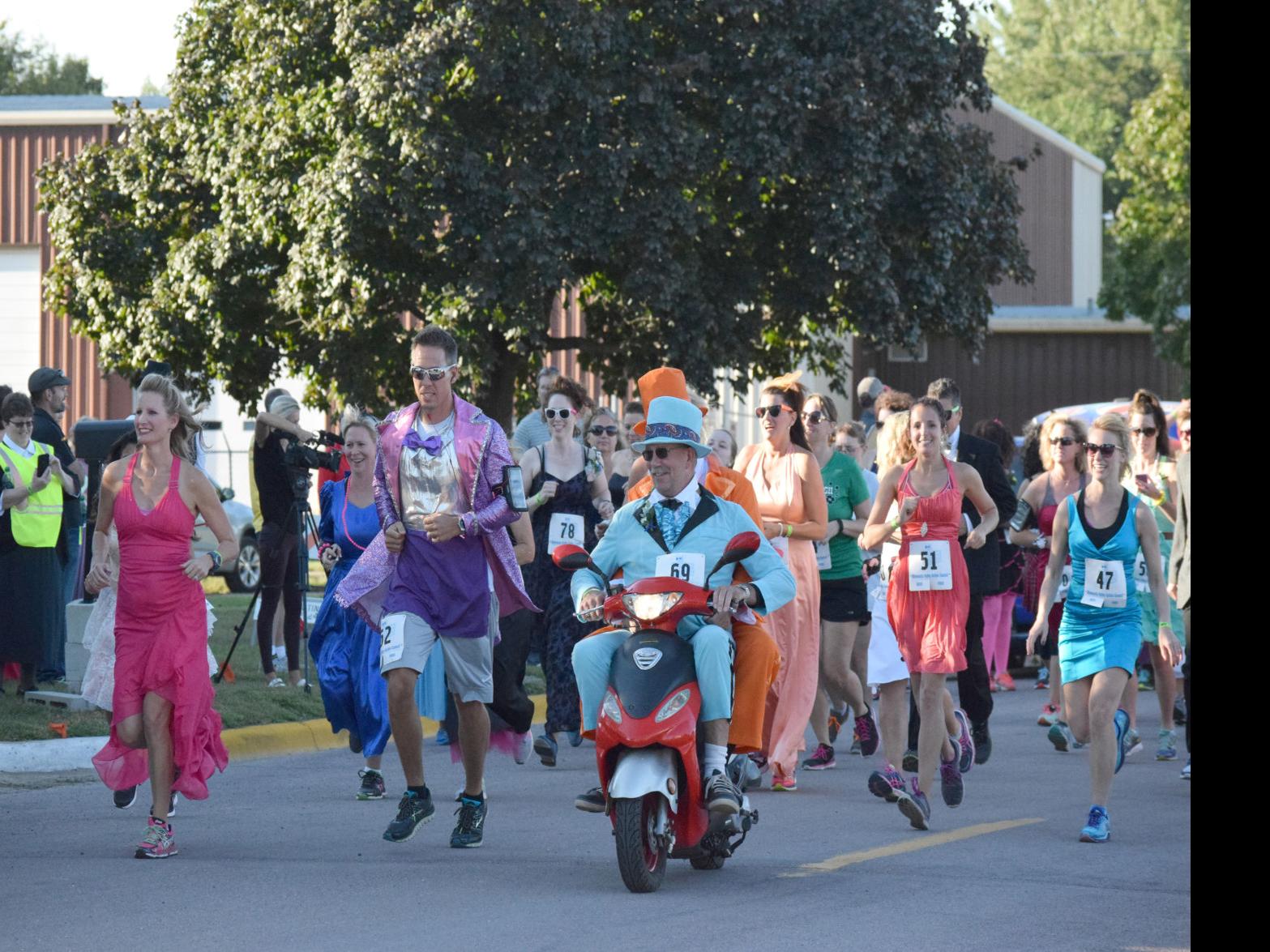 mankato runners relive high school at bad prom 5k local news mankatofreepress com