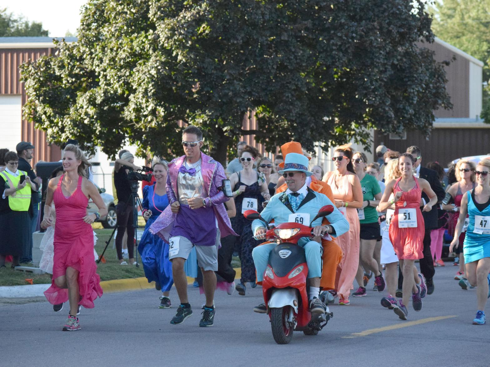 mankato runners relive high school at bad prom 5k local news mankatofreepress com