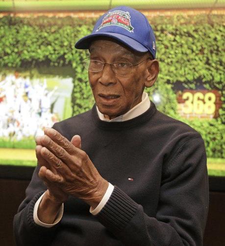 Cubs Hall of Fame shortstop Ernie Banks dies