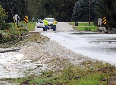 road flooding mankatofreepress caused mankato kato overnight rains workers flow heavy mount thursday indian lake near water