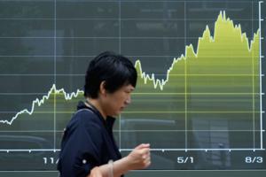 US stocks hang near their record heights