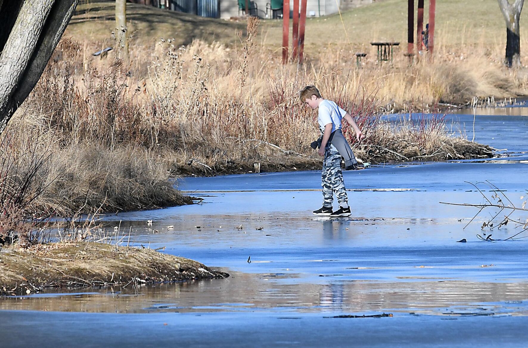 Warm weather delays ice fishing - Vimarsana News