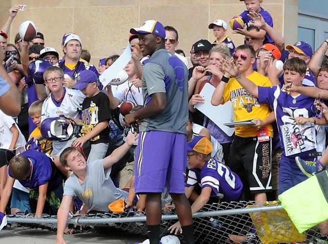 2014-Vikings fans mob Bridgewater