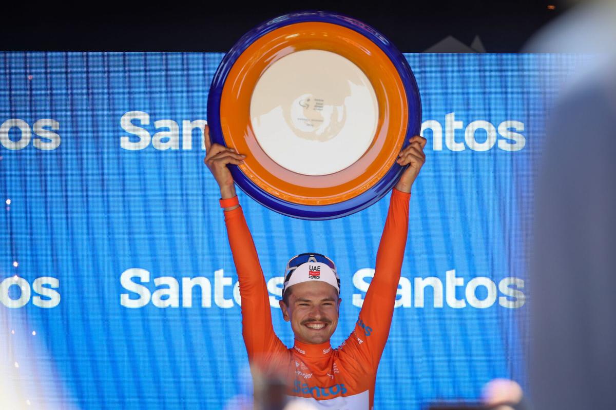Jay Vine wins the Tour Down Under after being knocked off his bike by a  kangaroo | Sports | mankatofreepress.com