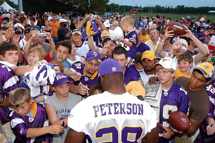 2007-Vikings fans around Adrian Peterson