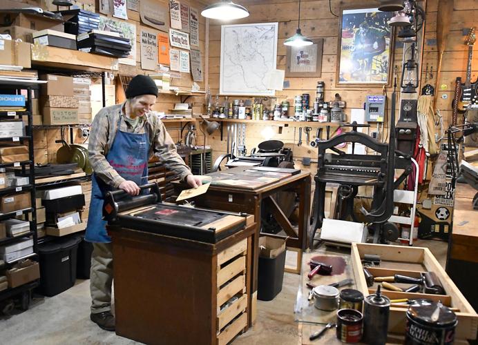 krekel pasta Doe een poging The old way: Artist uses antique printing presses | Business |  mankatofreepress.com