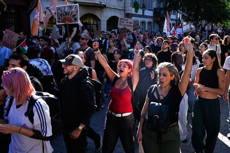 French students set fires demanding more education funding