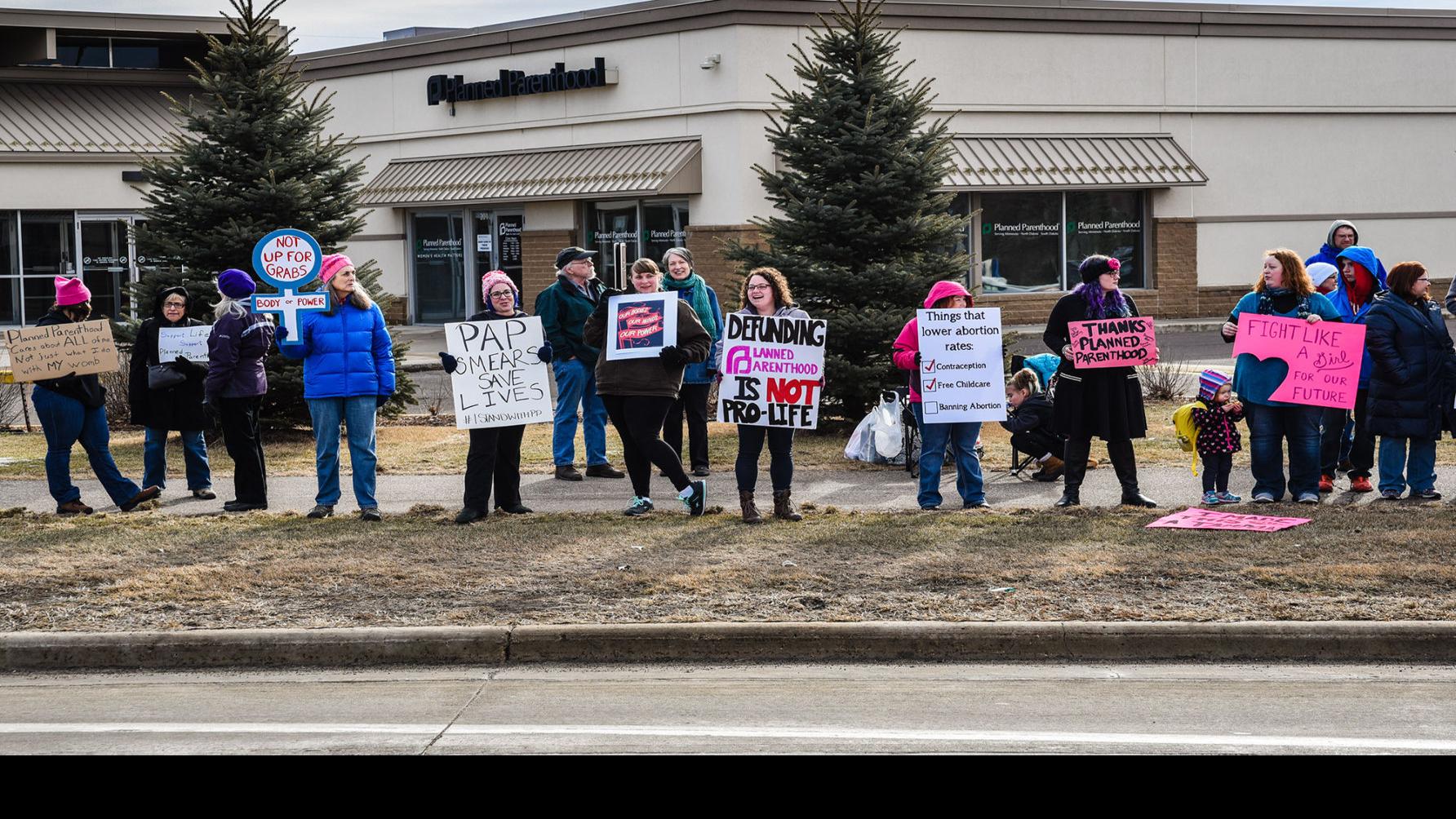 Planned Parenthood Rallies Draw Opposing Crowds News Mankatofreepress Com
