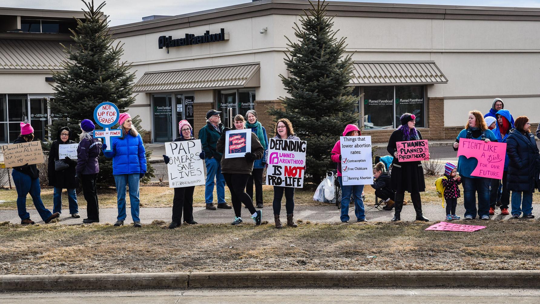 Planned Parenthood Rallies Draw Opposing Crowds News Mankatofreepress Com Planned Parenthood Rallies Draw Opposing Crowds News Mankatofreepress Com