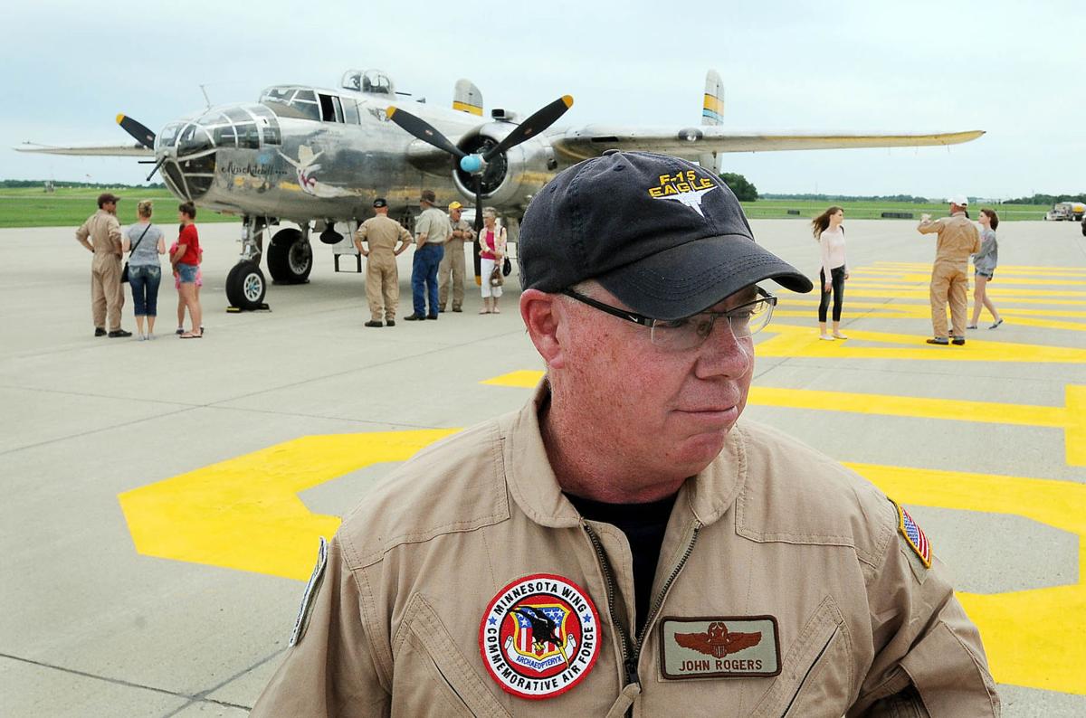 Vintage Bomber Stops At Mankato Airport Local News Mankatofreepress Com
