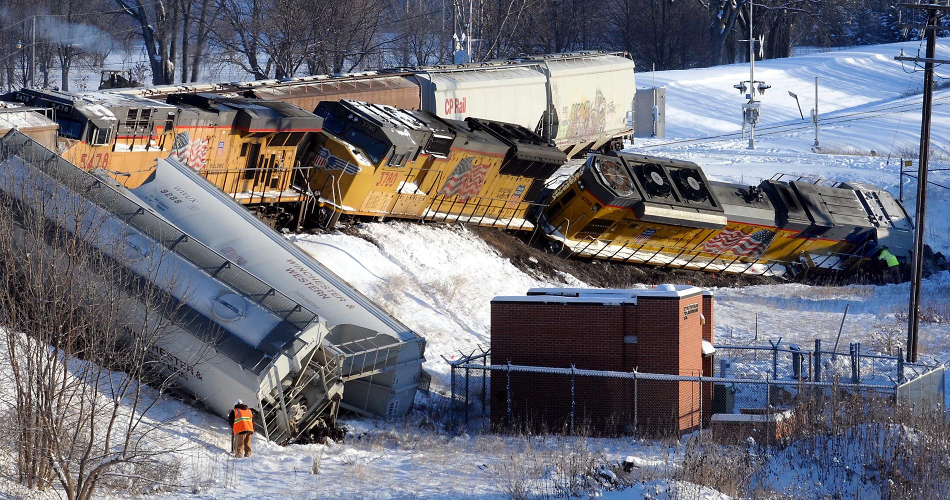 Train Derails Near Mankato | Local News | Mankatofreepress.com