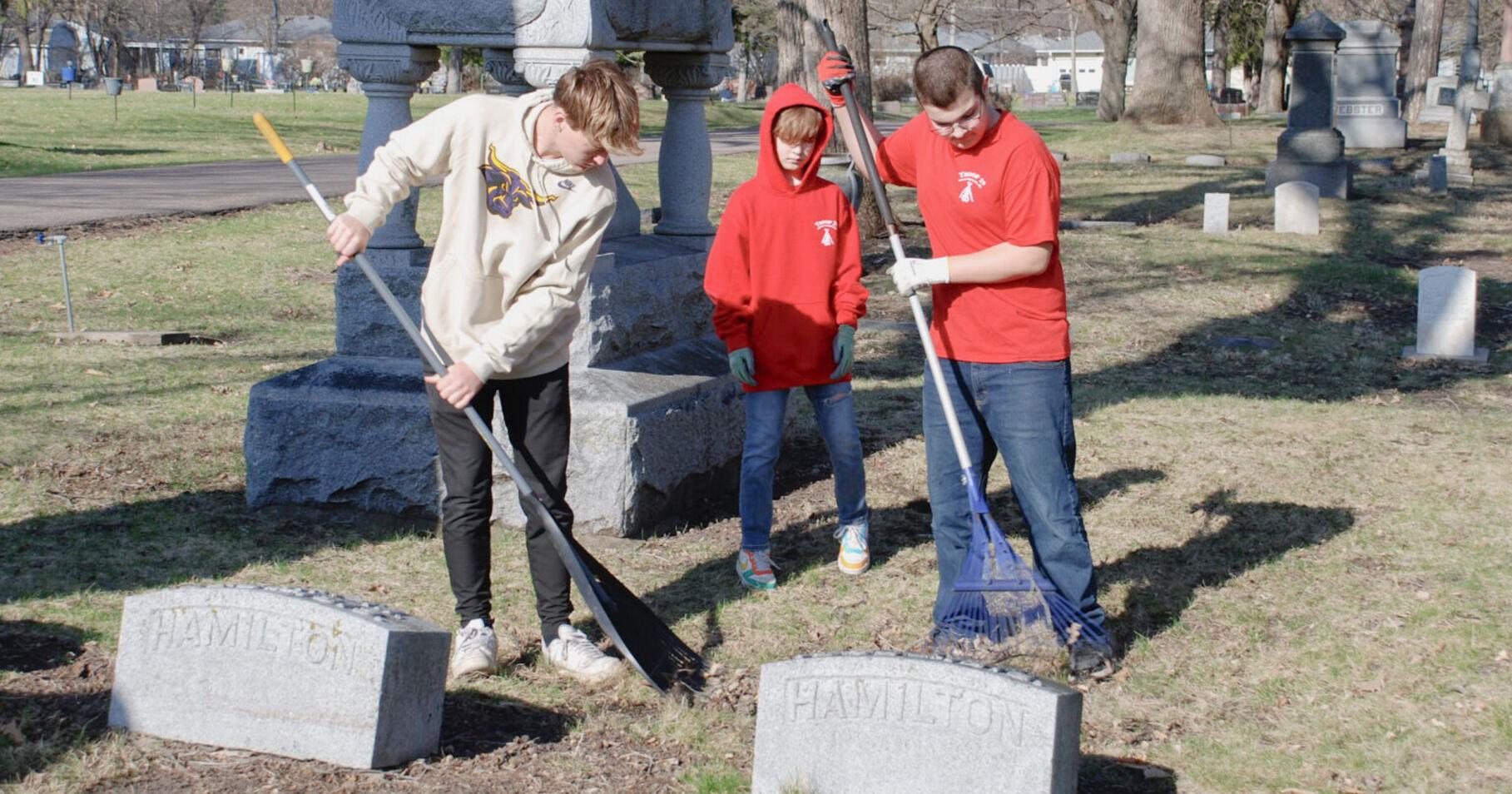 Scouts continue tradition of cleaning cemetery before Memorial Day - Vimarsana News