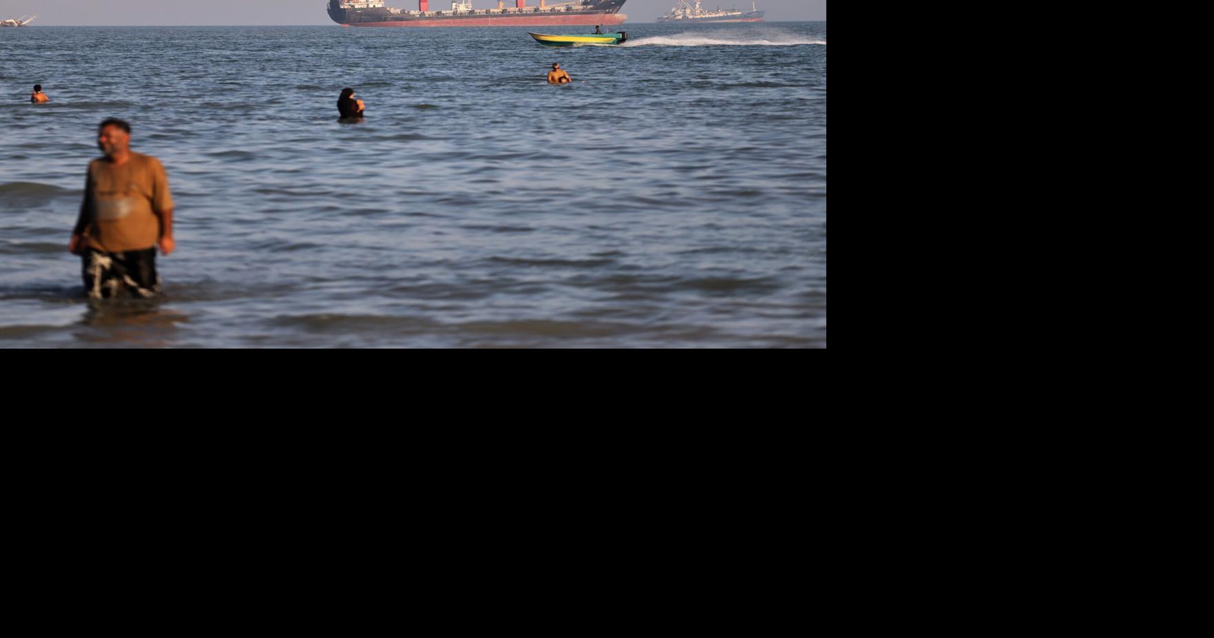 Oil tankers navigate the Strait of Hormuz despite threats from Iran's Revolutionary Guard