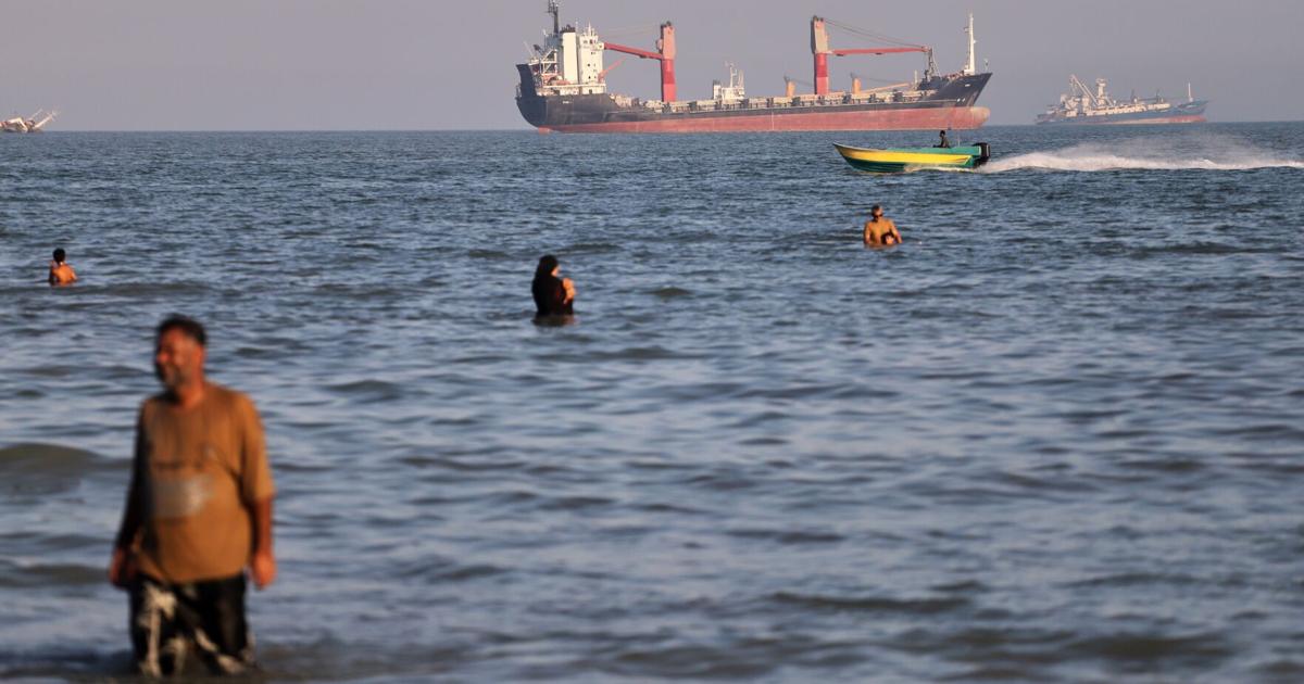 Oil tankers navigate the Strait of Hormuz despite threats from Iran's Revolutionary Guard