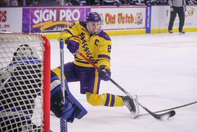 Mavericks Clinch Share Of Wcha Title After Rout Of Chargers Local Sports Mankatofreepress Com
