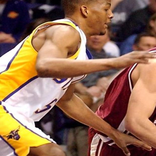 Mavs Huskies Battle For First In Ncc Sports Mankatofreepress Com