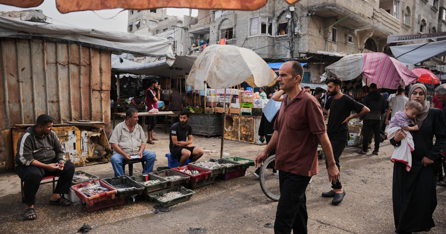 Commercial goods are no longer entering Gaza , raising fears of worsening shortages in the territory