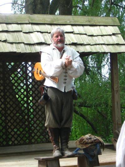 Renaissance Festival Comedian Entertains With Plays On Words Local News Mankatofreepress Com