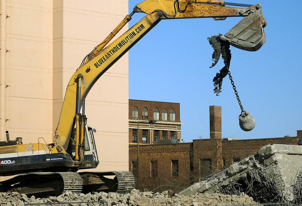 Demolition crew cracks the old U.S. Bank vault | Local News ...