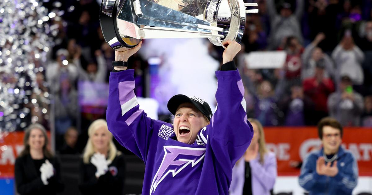 Frost re-sign Kendall Coyne Schofield