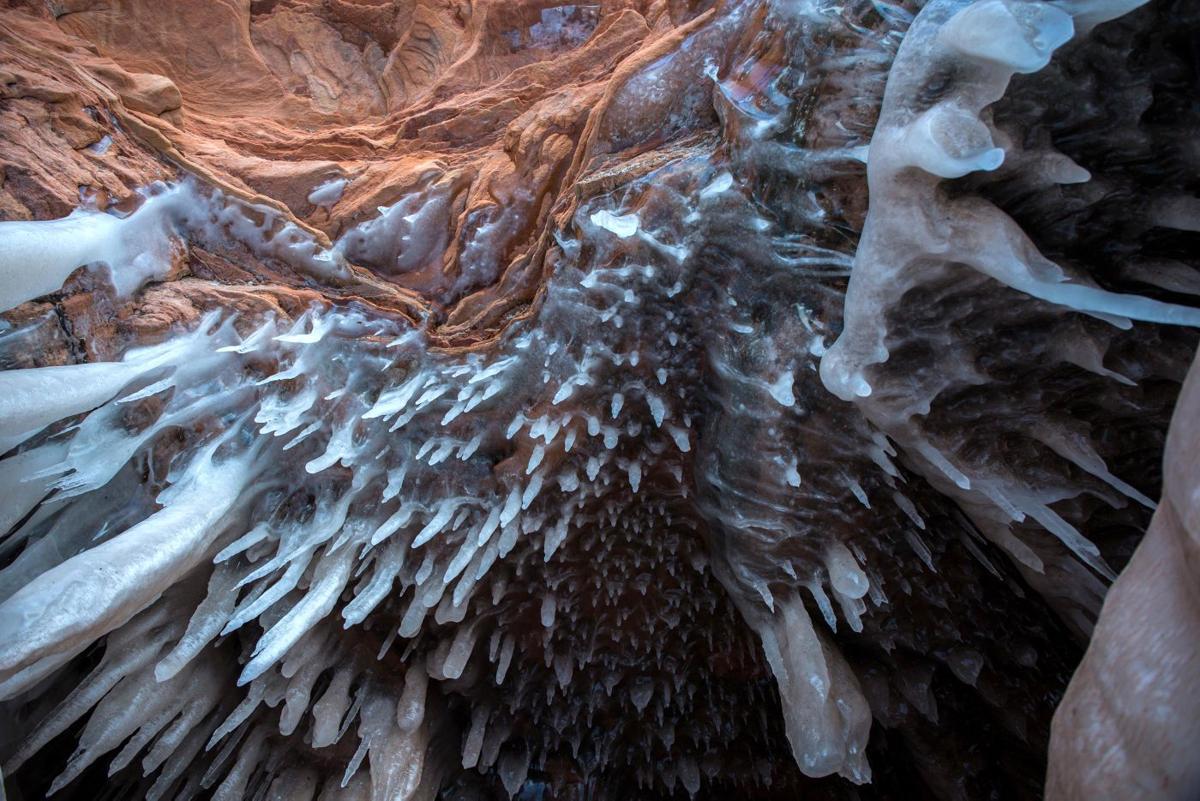 Ice islands. Ледяные пещеры национального парка озер «Apostle Islands National Lakeshore»..