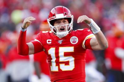 Kansas City Chiefs, Patrick Mahomes lift Lombardi Trophy following