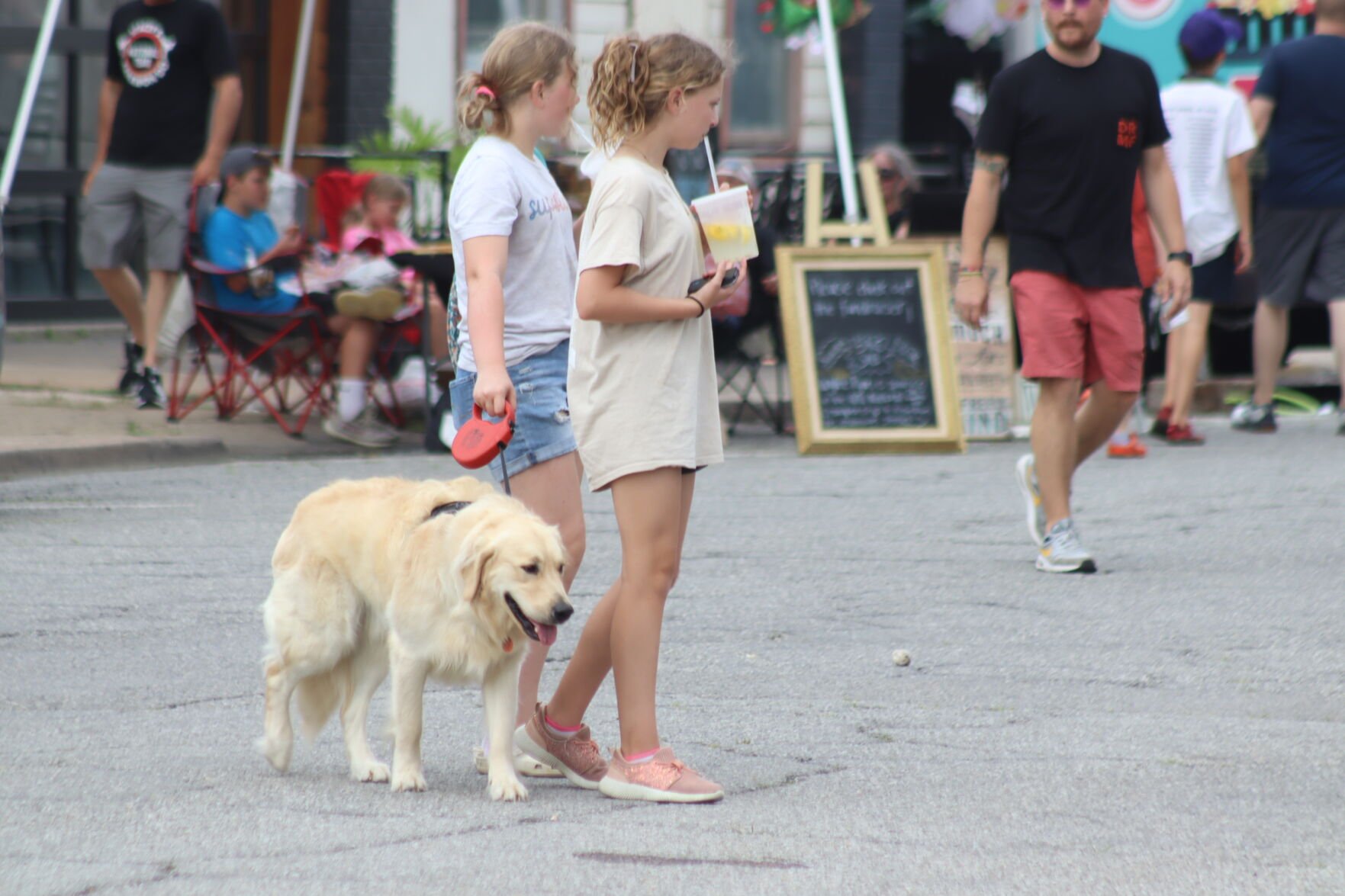 Dog dancing to music best sale in street