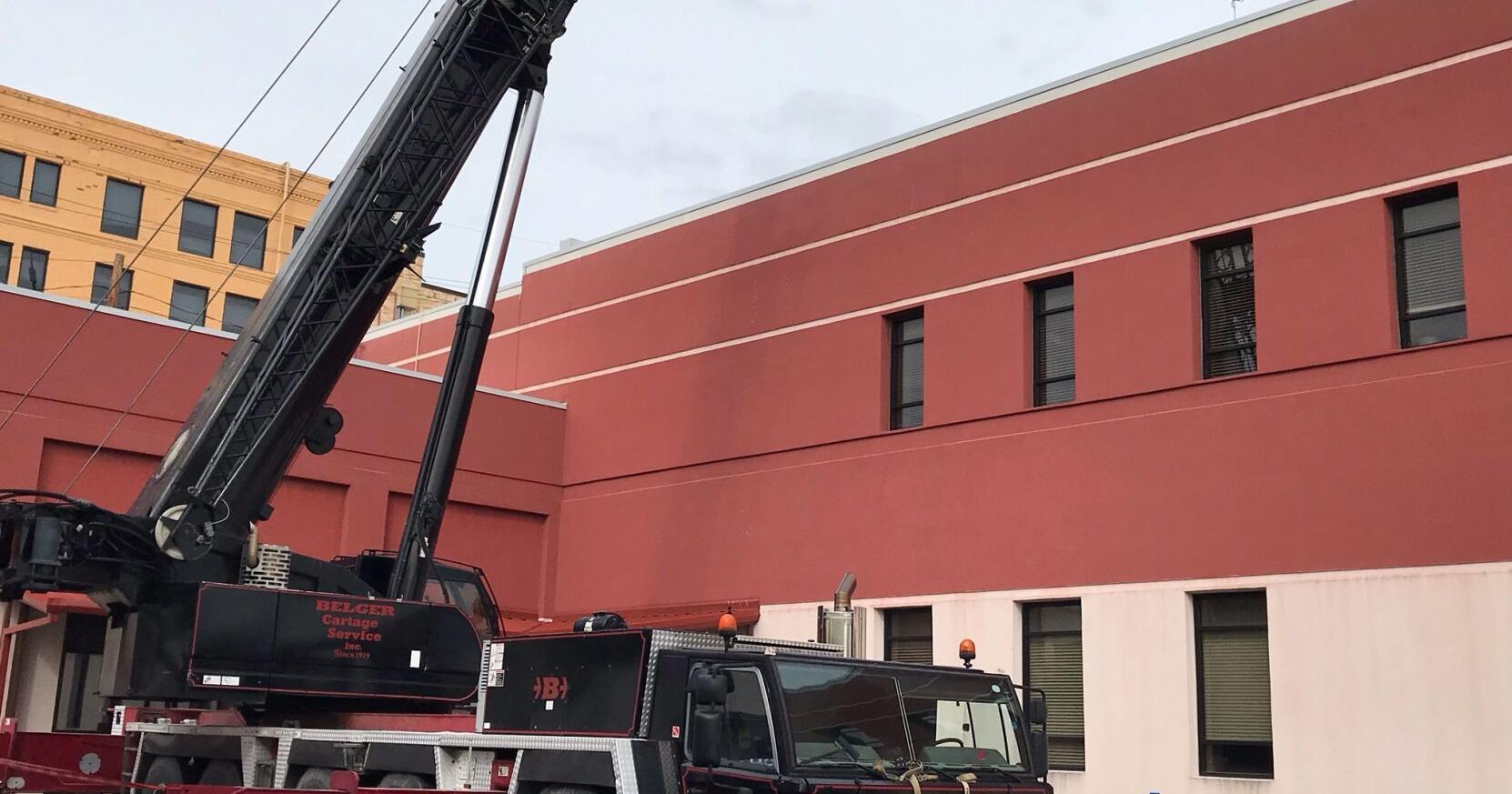Crane lifts large HVAC units atop County Courthouse - Vimarsana News