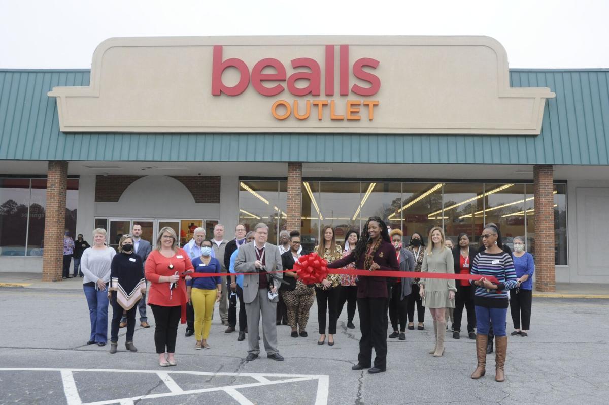 Bealls Outlet cuts ribbon at new store, News