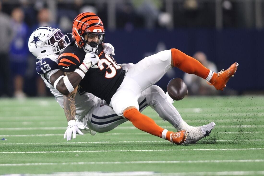 Cowboys LB DeMarvion Overshown Injures Knee Vs. Bengals | National ...